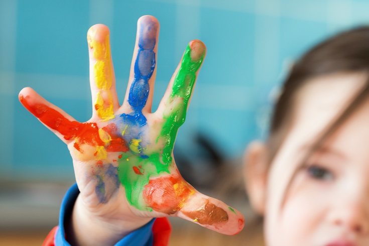 Los niños pequeños se benefician de descubrir el arte