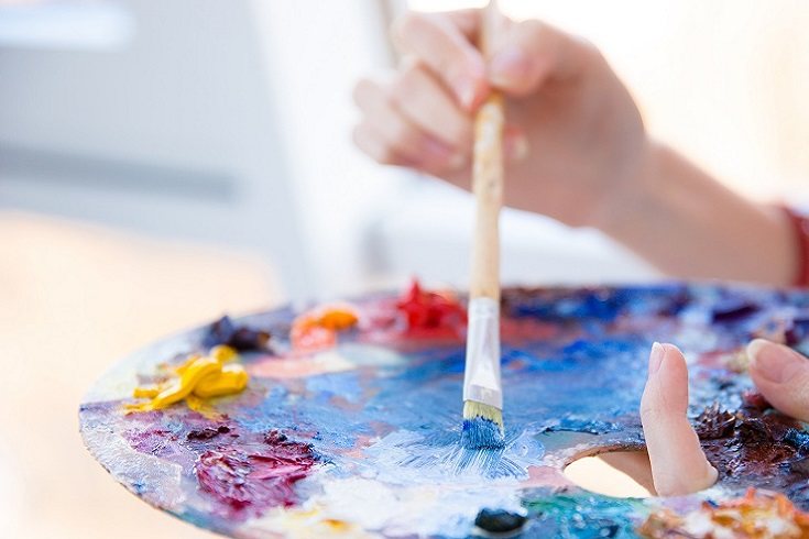 Los niños aprenden el arte usando su propia imaginación para crear