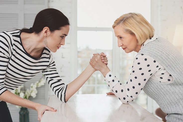 Son muchas las familias las que suelen tener problemas relacionales entre suegras y nueras