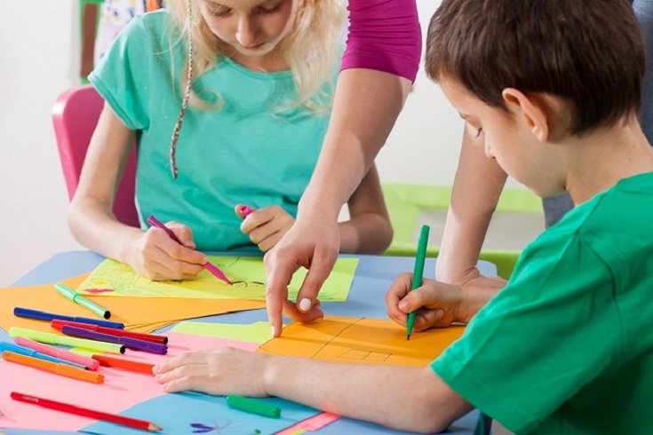 Un niño con las manualidades también desarrolla habilidades para resolver problemas