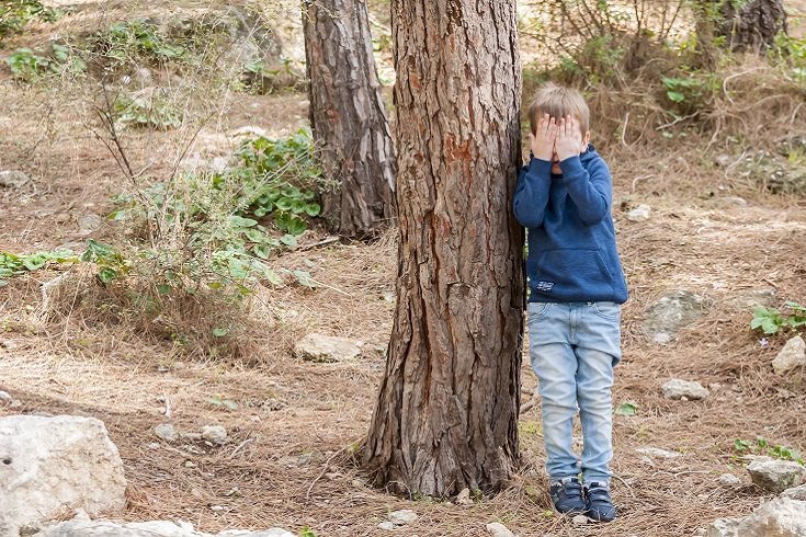 El escondite mantiene el motor de un niño en funcionamiento