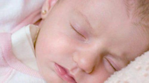 Si el bebé es niña, ¿le ponemos pendientes?