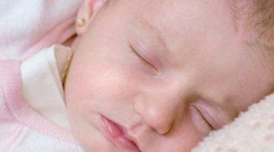 Si el bebé es niña, ¿le ponemos pendientes?
