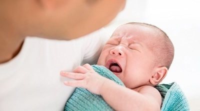 La importancia del contacto físico entre padres y bebés