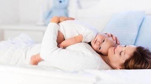 Me acuesto a dormir con mi hijo hasta que se queda dormido, ¡y no me arrepiento!