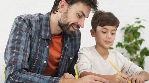 Cómo educar con cariño cuando tu hijo te interrumpe