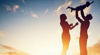 ¿Es bueno el coger a los hijos de cierta edad en los brazos?