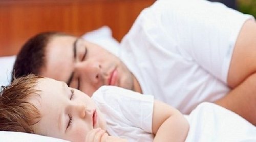 Beneficios de acostar temprano a los hijos