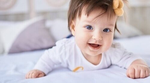 El cambio de color en el pelo de los bebés