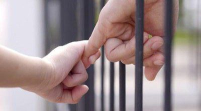 Cómo explicar a un niño que su padre o su madre está en la cárcel