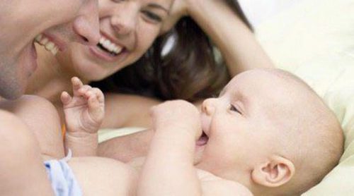 Ventajas e inconvenientes de que un bebé duerma en la cama con sus padres