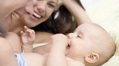 Ventajas e inconvenientes de que un bebé duerma en la cama con sus padres