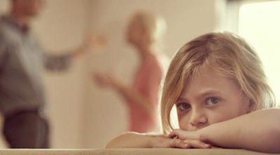 Cómo ayudar a un hijo pequeño a superar el divorcio de sus padres