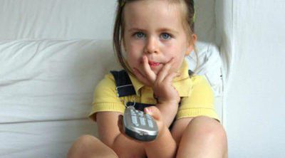 Niños y televisión, ¿qué está prohibido emitir en la franja de horario infantil?