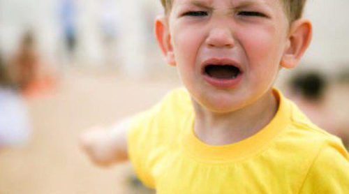 Qué hacer si mi hijo tiene una rabieta en un lugar público