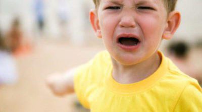 Qué hacer si mi hijo tiene una rabieta en un lugar público