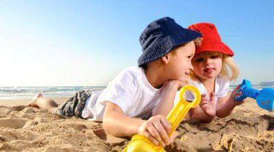 Castillos de arena y otros juegos infantiles para divertirse en la playa