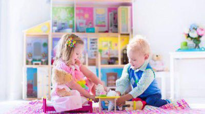 Mi hijo juega con muñecas, ¿es un signo de homosexualidad?
