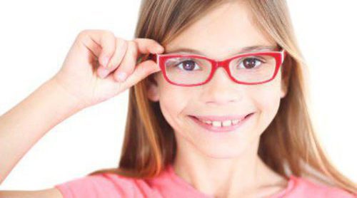 ¿Mi hijo necesita gafas? Señales que alertan de un problema de visión
