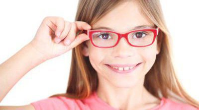 ¿Mi hijo necesita gafas? Señales que alertan de un problema de visión