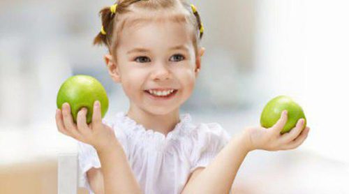 Las razones para dar fruta a diario a tus hijos y cómo conseguir que la coman