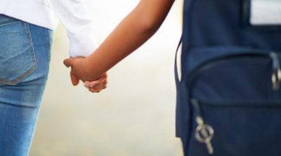 ¿Cuándo puedo dejar a mis hijos ir solos al colegio?