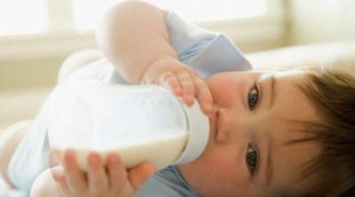 Mi bebé come demasiado, ¿debo parar antes de que se sacie?