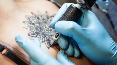 ¿Puedo hacerme un tatuaje si estoy embarazada?