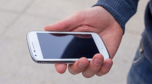 El Teléfono contra el Acoso Escolar en España, ¿cómo usar este recurso y quién nos atiende?