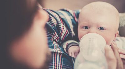 ¿Puedo mezclar diferentes tipos de leche para el bebé?
