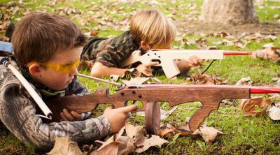 Pistolas y juguetes bélicos en niños, ¿a favor o en contra?