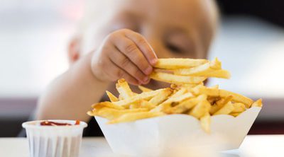 ¿Cuántas veces por semana pueden comer patatas fritas los niños?