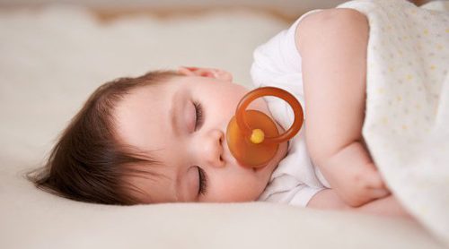 ¿Provoca el chupete gases en el bebé?
