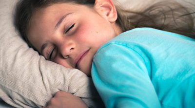 ¿A qué hora deben los niños ir a la cama en período escolar?