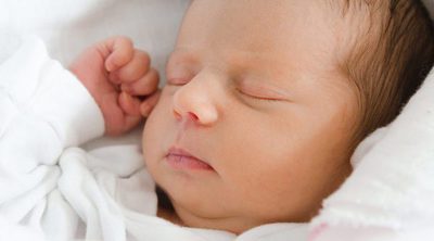 ¿Cuántas horas debe dormir un bebé recién nacido?
