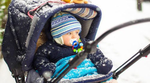 Cómo llevar vestido y tapado a un bebé en invierno