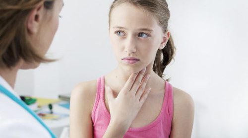 Qué hacer si un niño tiene tortícolis