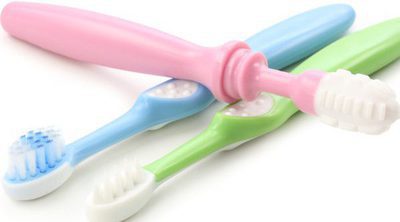 Cepillos de dientes de bebé, qué tipos hay y cómo usarlos