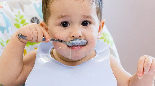 El niño y niña de 1 año