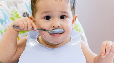 El niño y niña de 1 año