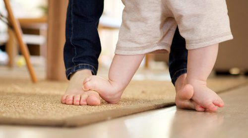 Por qué es bueno que los niños pequeños anden descalzos por casa