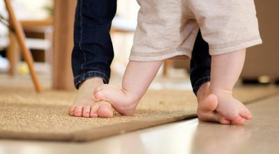Por qué es bueno que los niños pequeños anden descalzos por casa