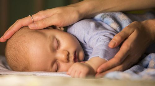 Mi bebé se da la vuelta al dormir, ¿es peligroso?