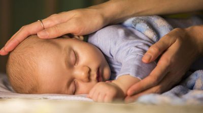Mi bebé se da la vuelta al dormir, ¿es peligroso?