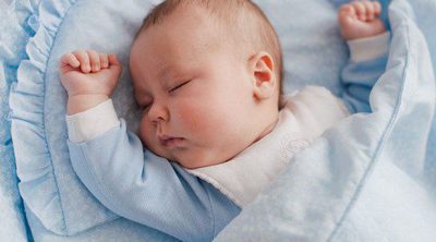 Por qué no debes abrigar a tu bebé con una manta polar
