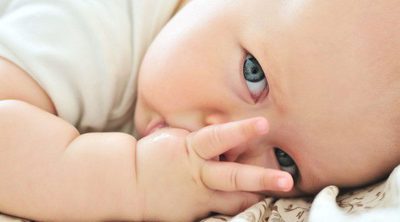 ¿Por qué los bebés se chupan el dedo?