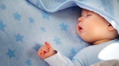 ¿Por qué duerme mi bebé con la boca abierta?