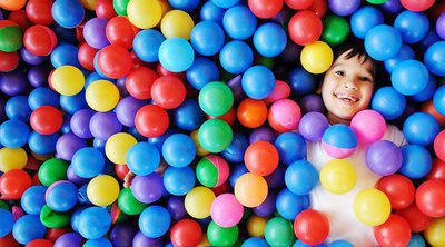 Por qué tu hijo pequeño debe jugar con bolas