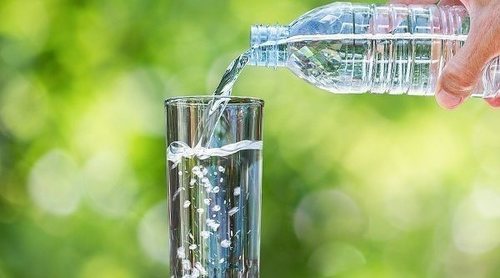 Si estás amamantando, ¡necesitas beber más agua!