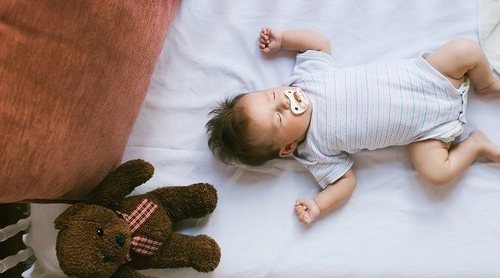 Por qué no debes poner una manta en la cuna de tu bebé